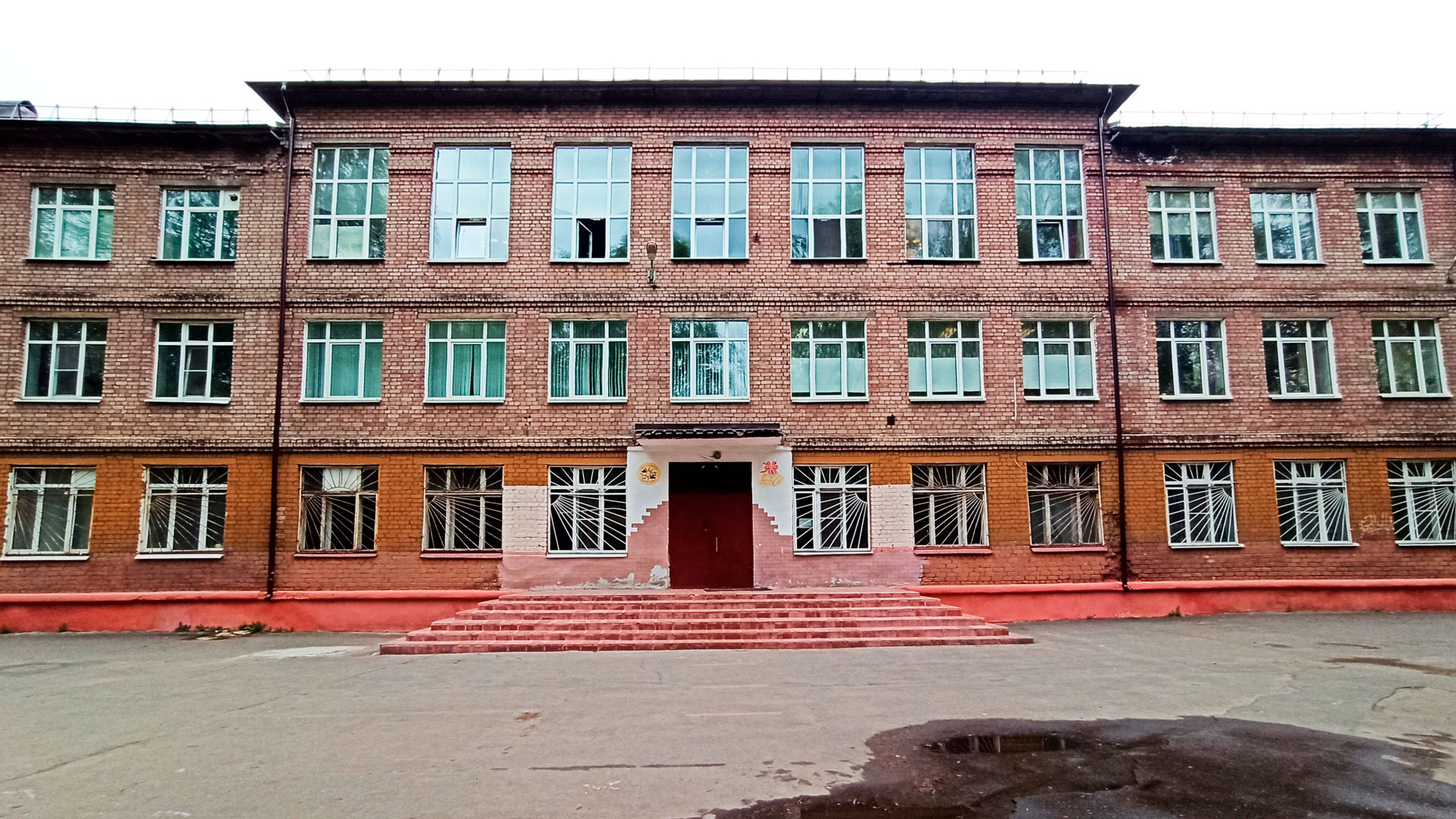 Школа 76 Ярославль: центральный вход в здание учреждения.