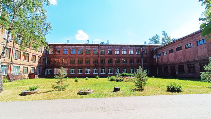 Школа 60 Ярославль: общий вид территории и здания.