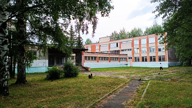 Школа 67 Ярославль: общий вид здания и территории.