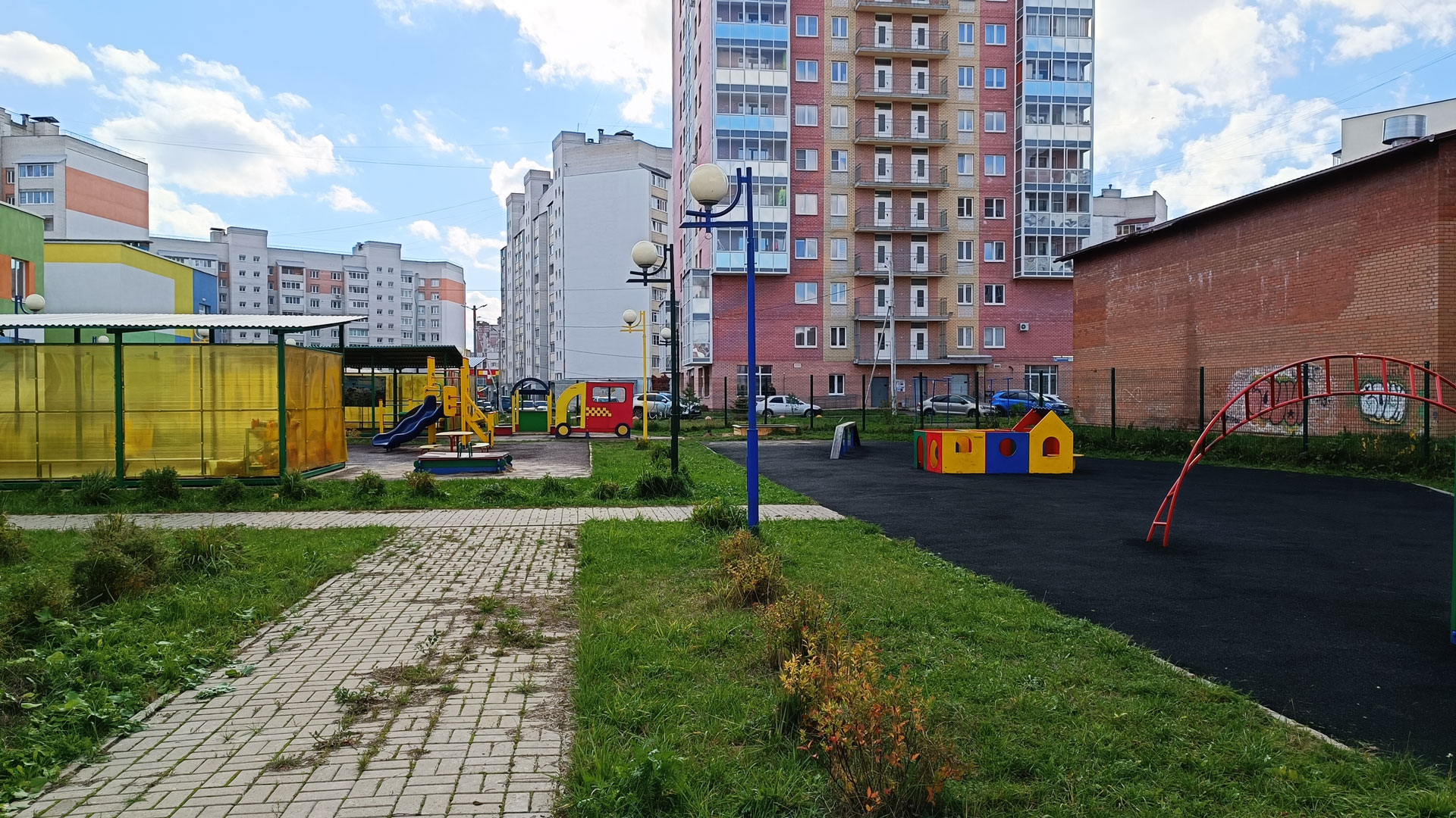 Детский сад 98 Ярославль: площадка для прогулок.