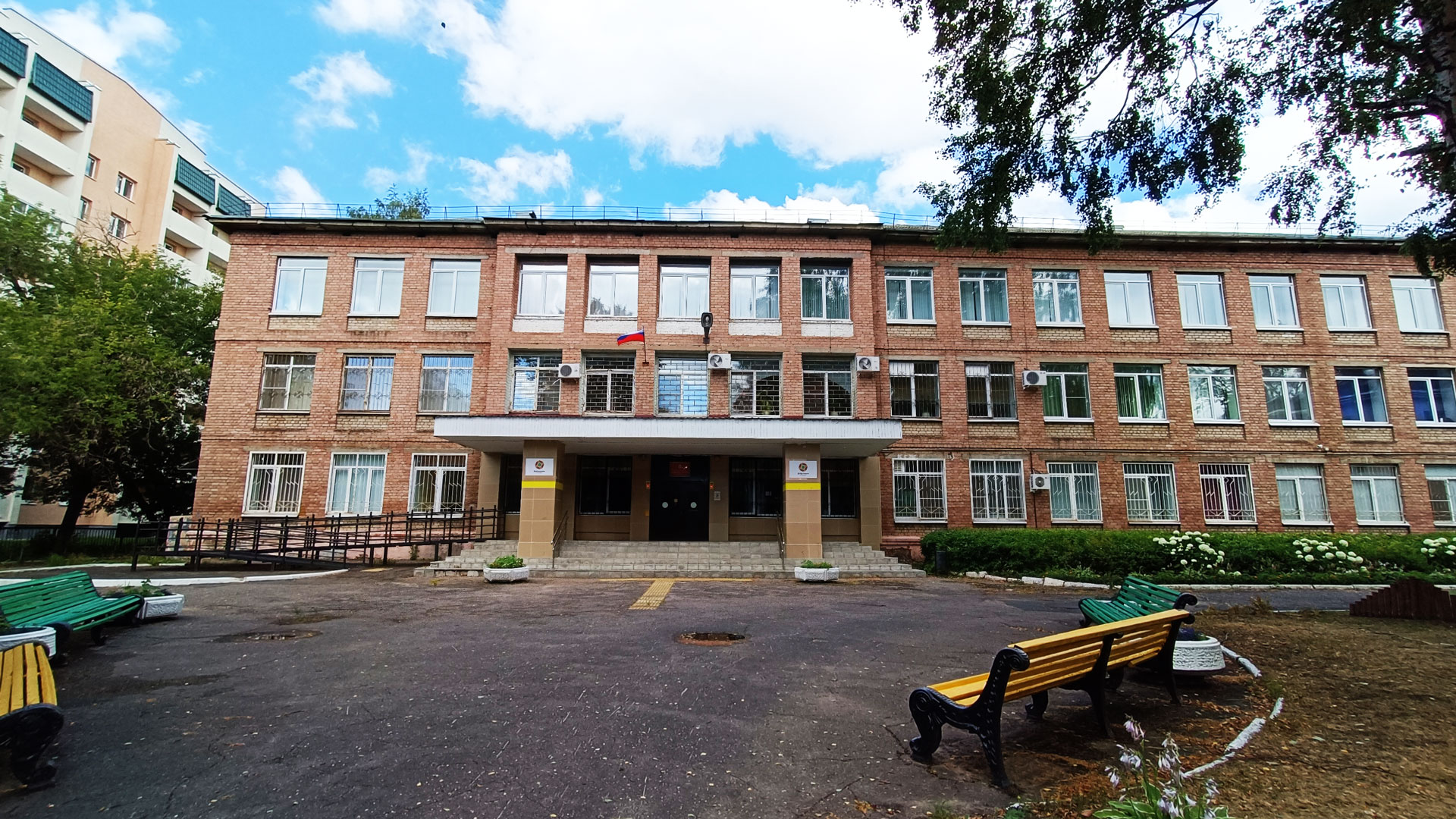 Школа-интернат 6 Ярославль: центральный вход в здание учреждения.