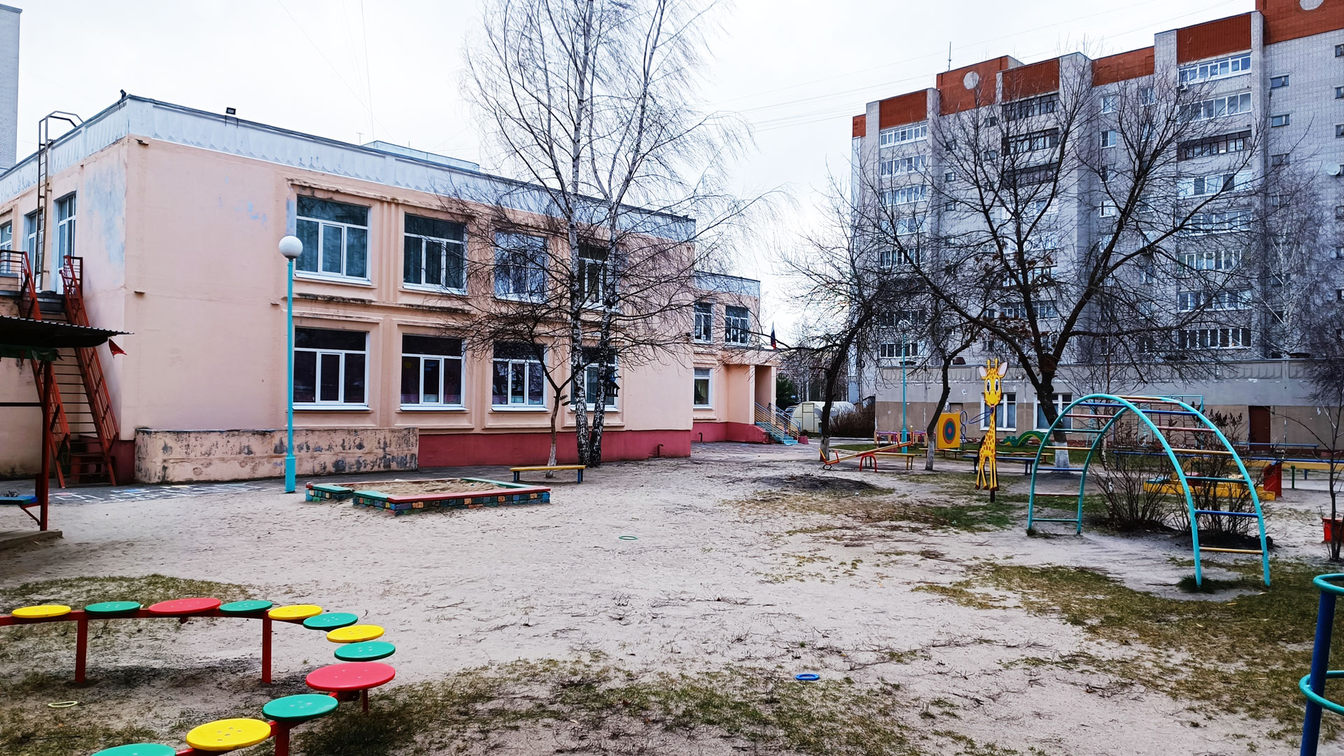 Детский сад 30 Ярославль: главный вход в здание садика.