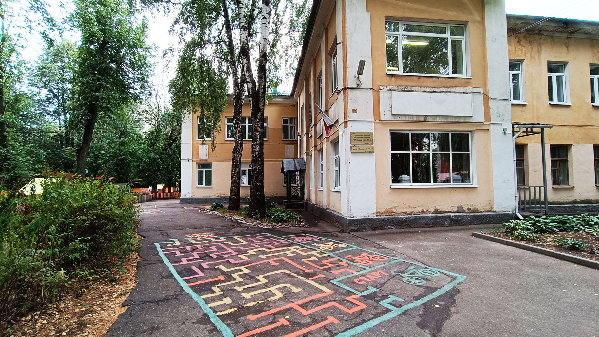Детский сад 3 Ярославль: общий вид территории и здания.