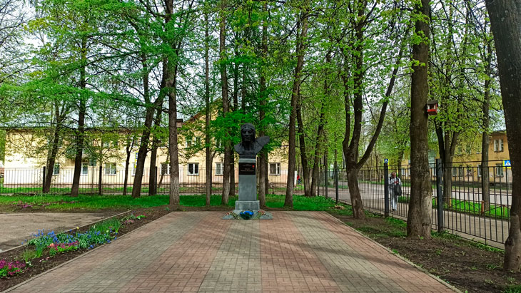 Бюст М.П. жукову во дворе школы 3 в г. Ярославле.