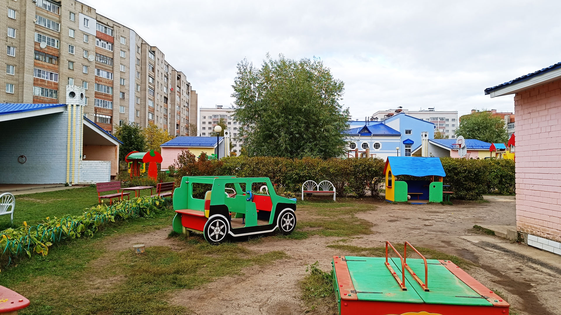 Детский сад 125 Ярославль: участок для прогулок.