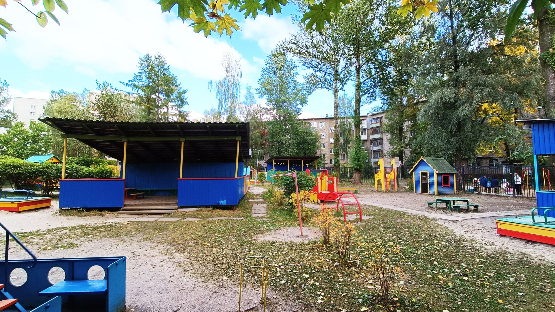 Детский сад 232 Ярославль: беседки, машины, домик, скамейки.