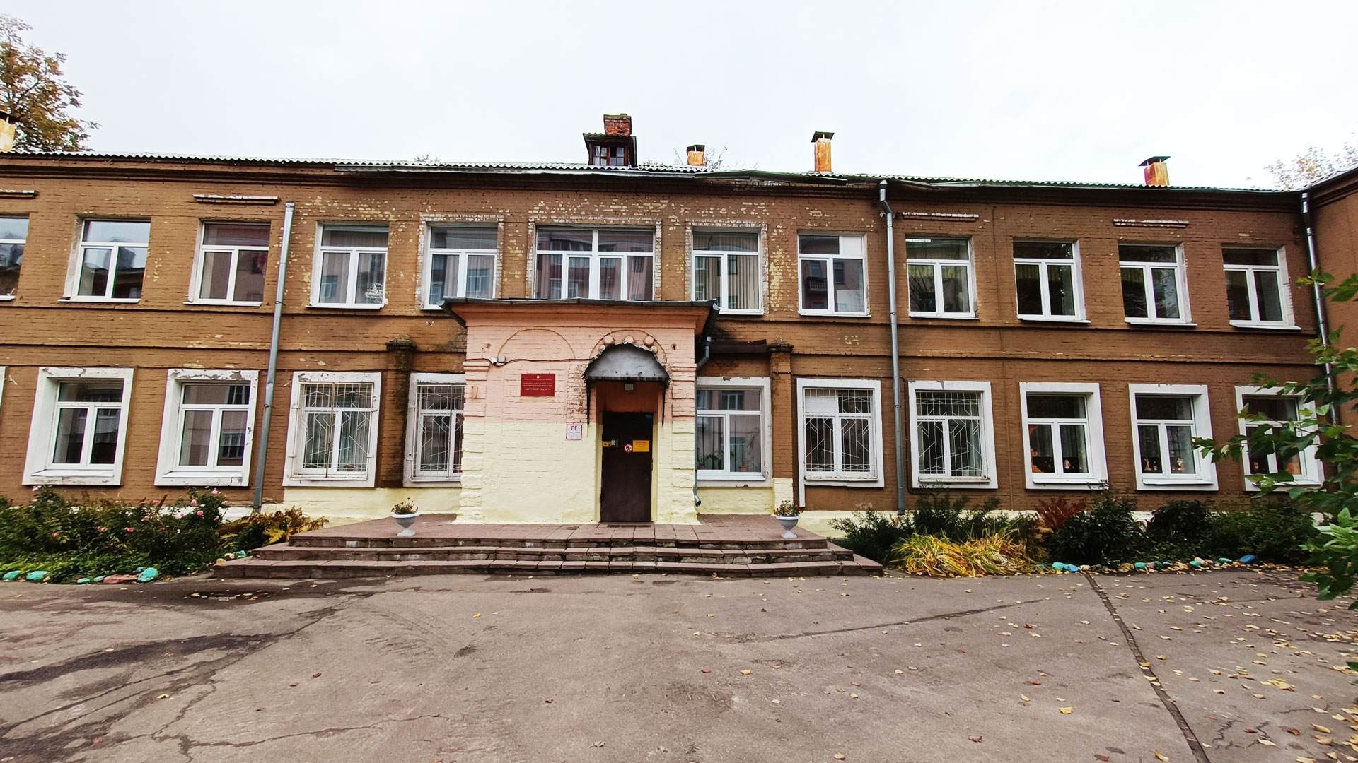 Детский сад 7 Ярославль: центральный вход в здание садика.