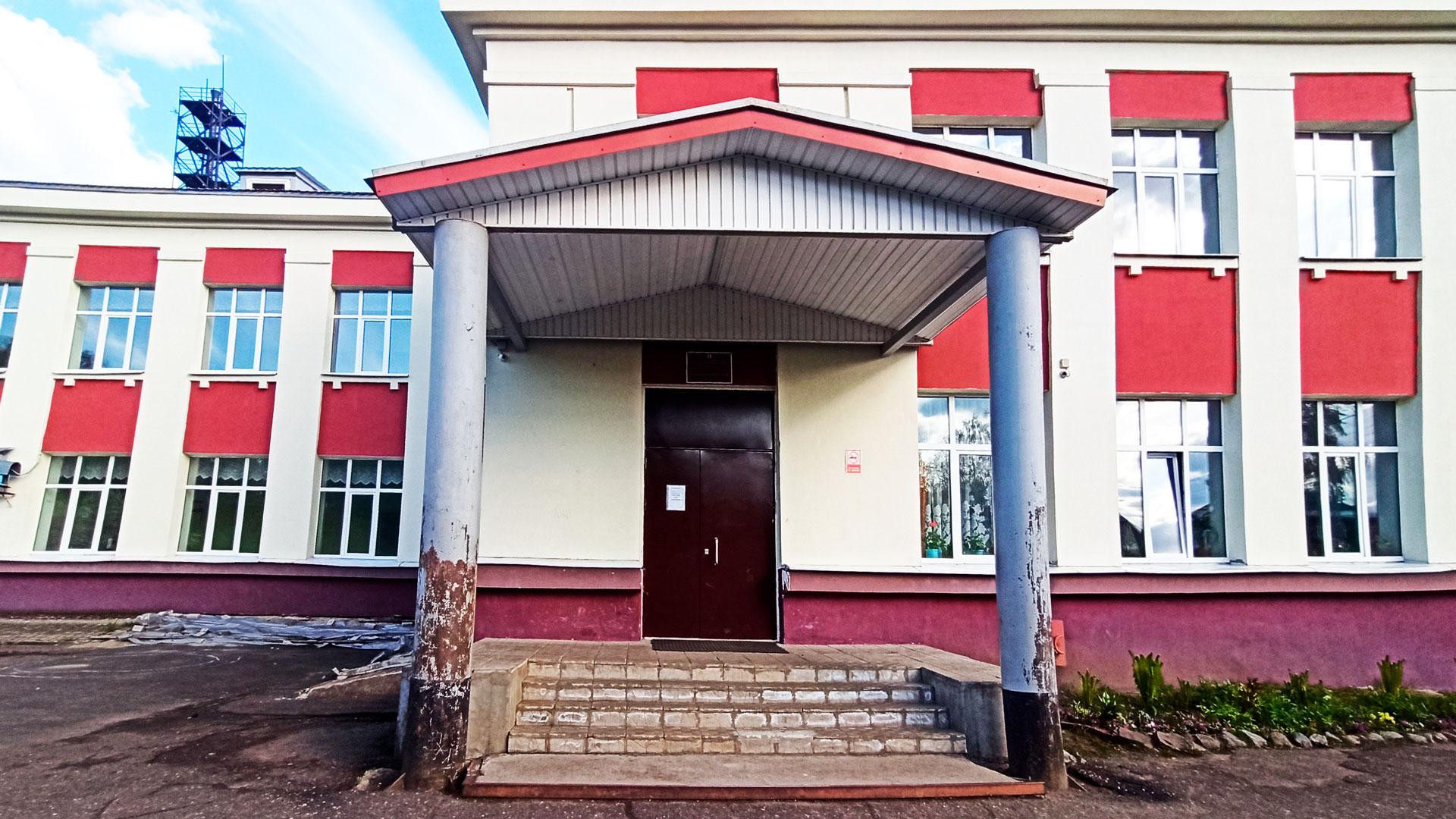 Школа 46 Ярославль: центральный вход в здание учреждения.