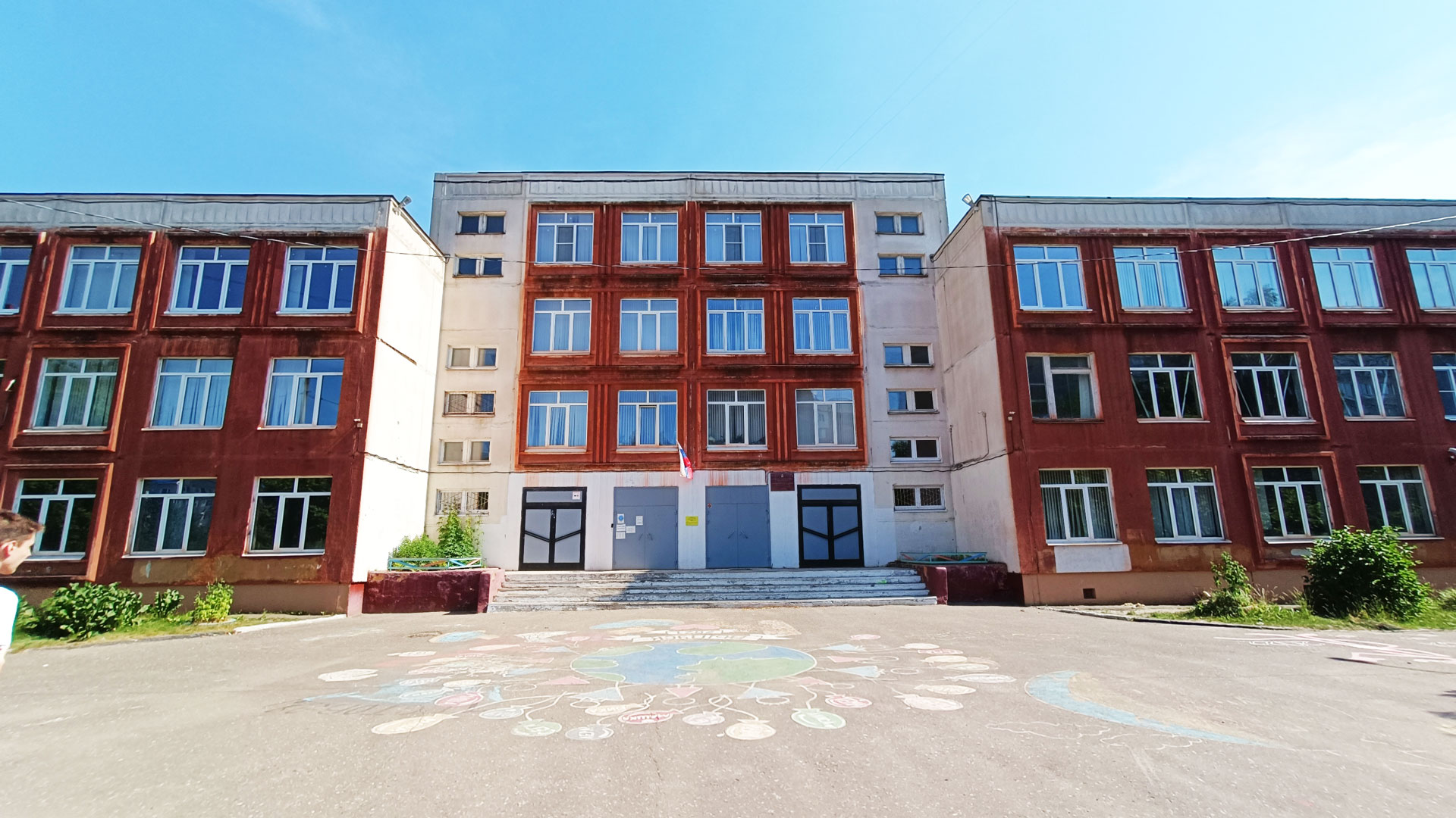 Школа 87 Ярославль: центральный вход в здание учреждения.