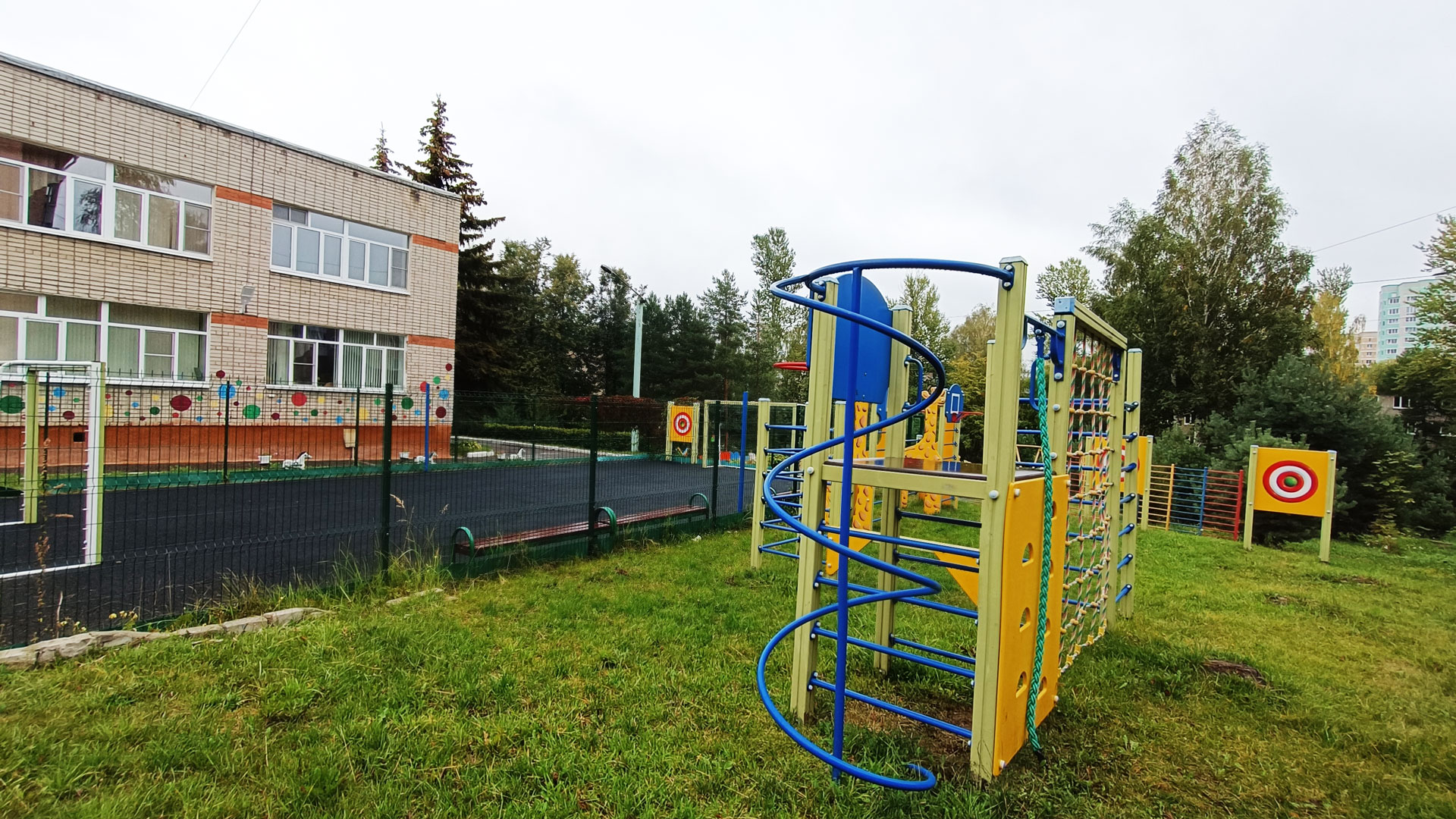 Детский сад 218 Ярославль: ул. Писемского 50а, спортивная площадка.