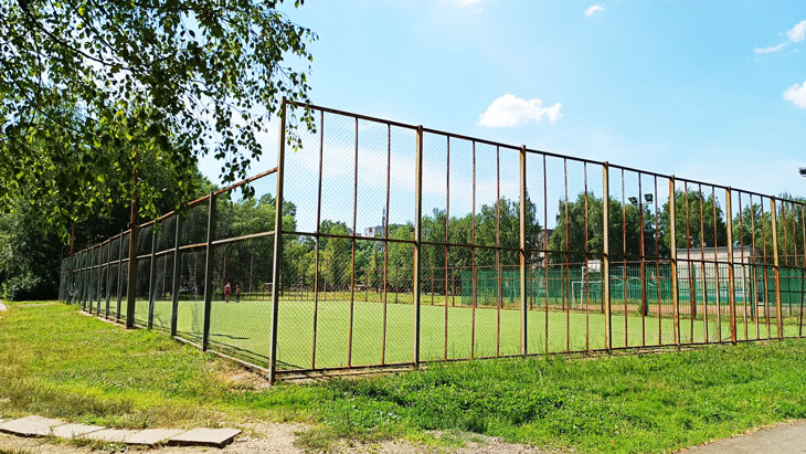 Школа 5 Ярославль: огороженная спортивная площадка.