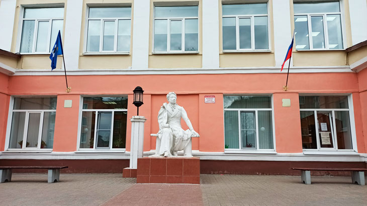 Школа 43 Ярославль: фасад здания (памятник А.С. Пушкину).