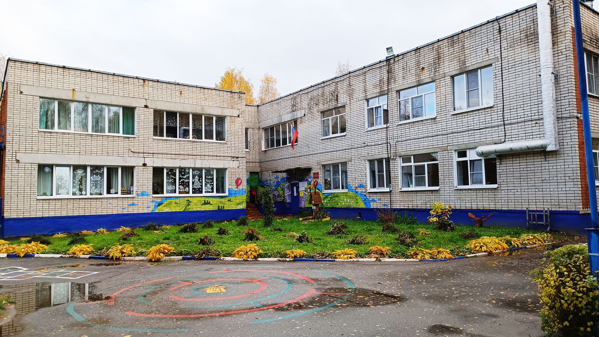 Детский сад 133 Ярославль: главный вход в здание садика.