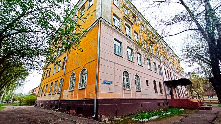 Школьный двор школы № 71 города Ярославля.