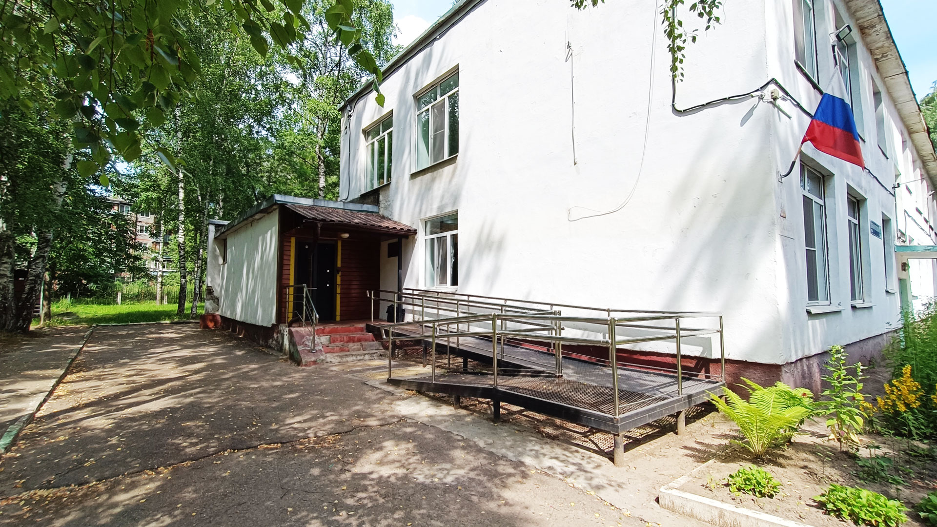 Школа-интернат 8 Ярославль: центральный вход в здание организации.