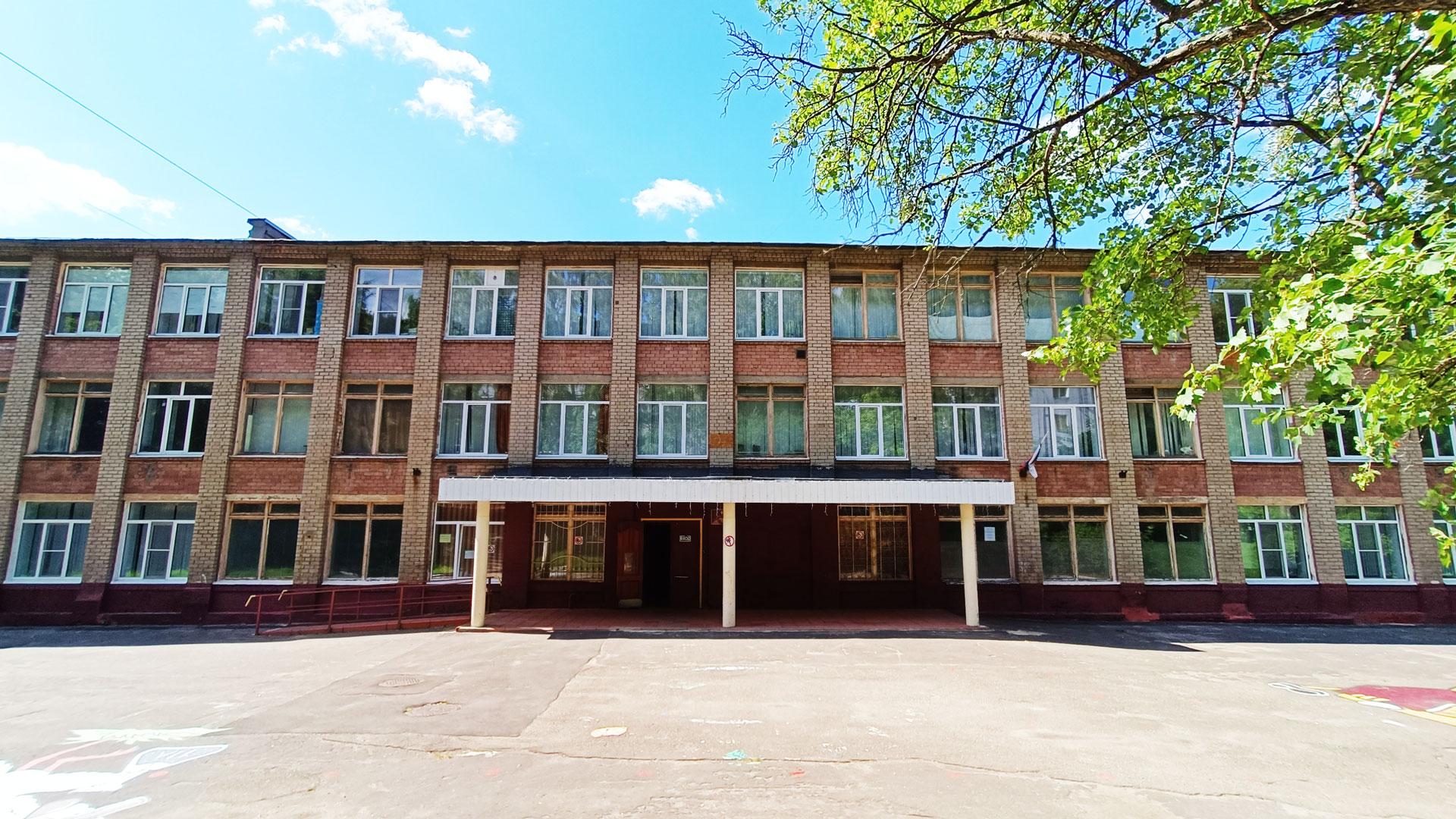 Школа 15 Ярославль: центральный вход в здание учреждения.