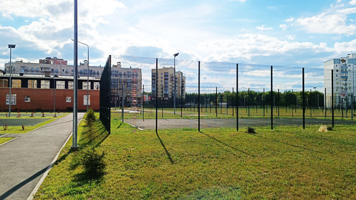 Спортивная площадка школы № 91 города Ярославля.