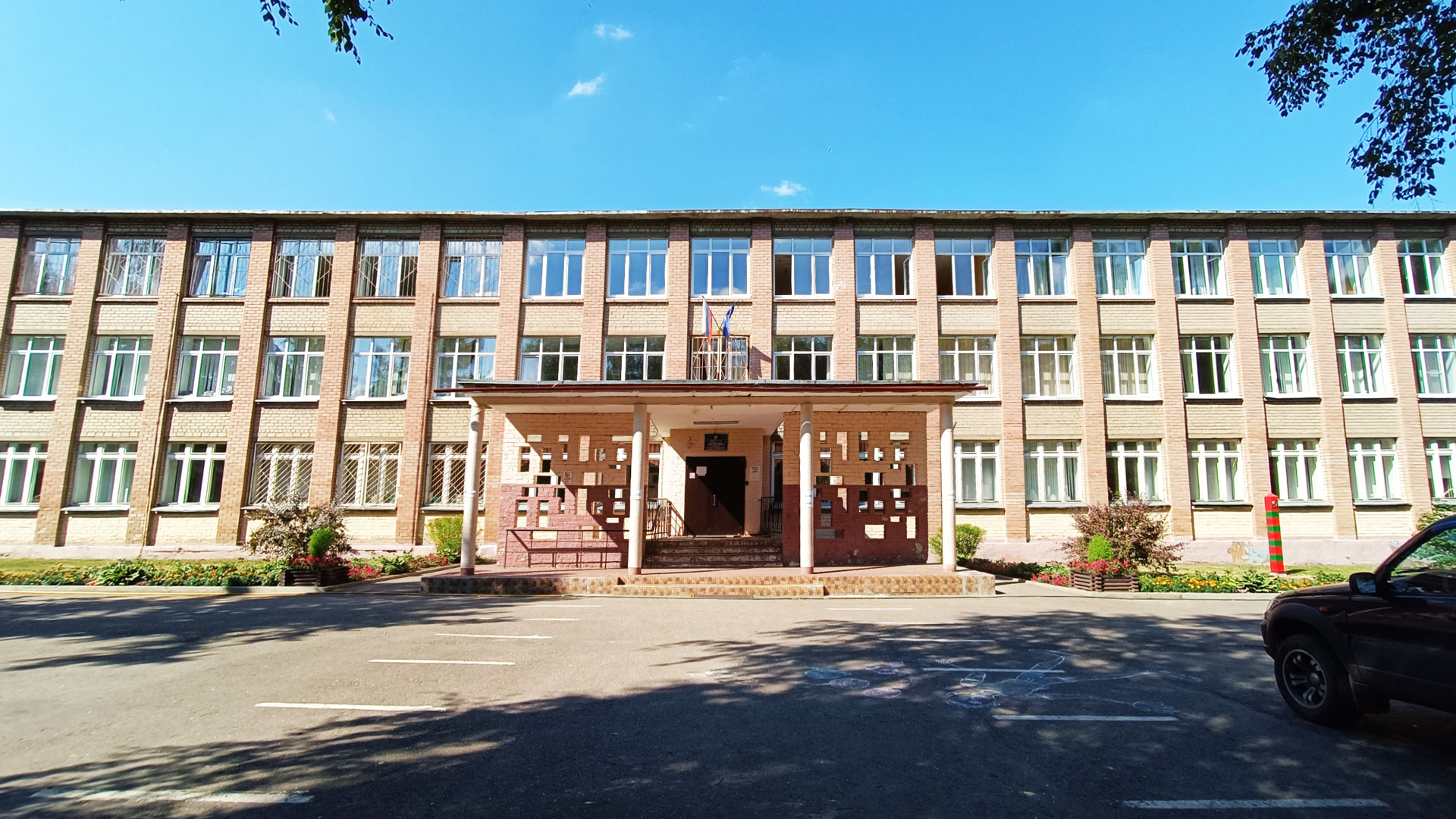 Школа 14 Ярославль: центральный вход в здание учреждения.