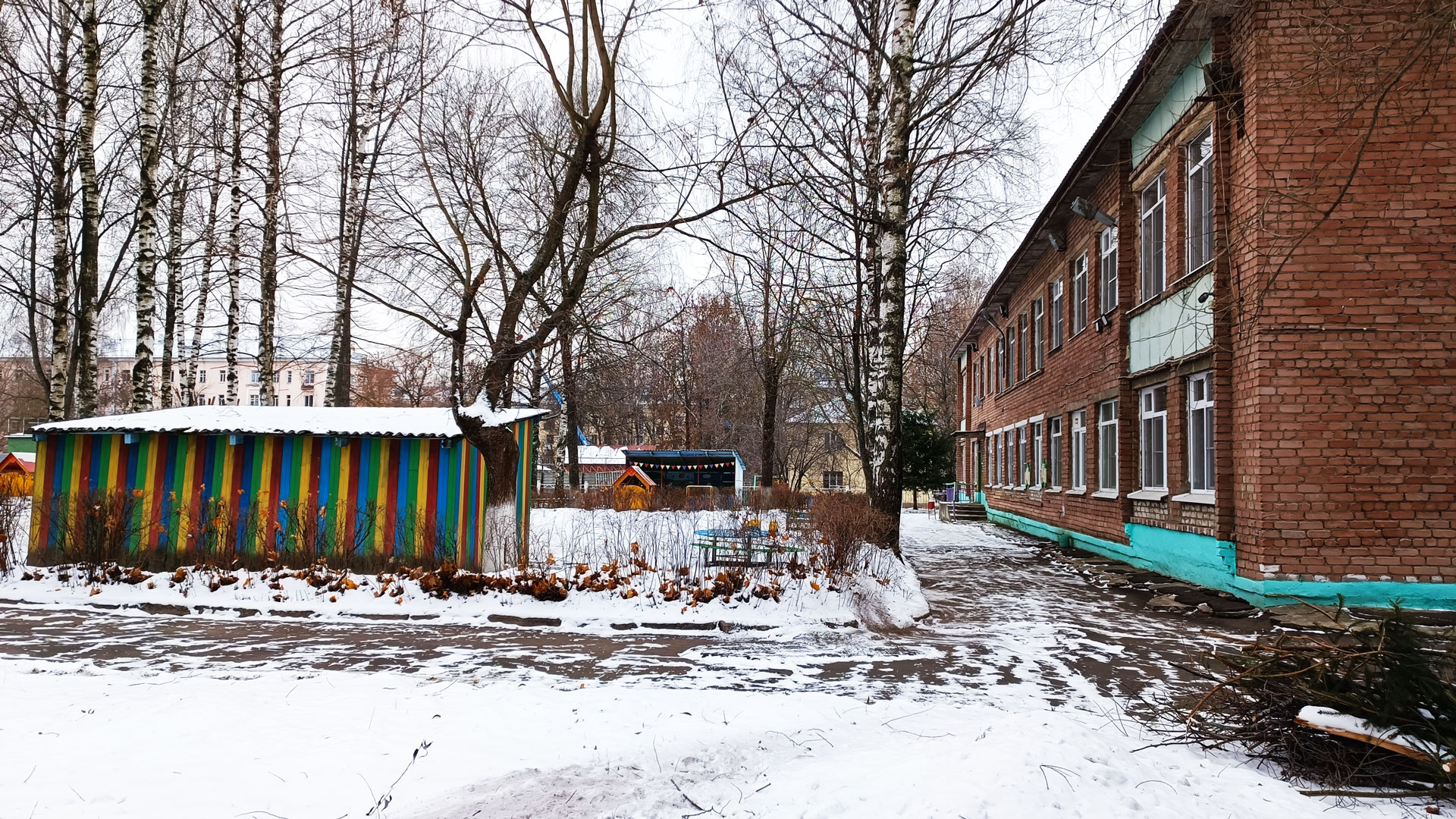 Детский сад 104 Ярославль: площадки для прогулок (ул. 50 лет ВЛКСМ, 8).