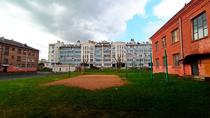 Спортивная площадка, расположенная между двумя зданиями школы 7 Ярославль.