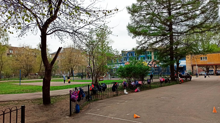 Школа 49 Ярославль: территория школьного стадиона.