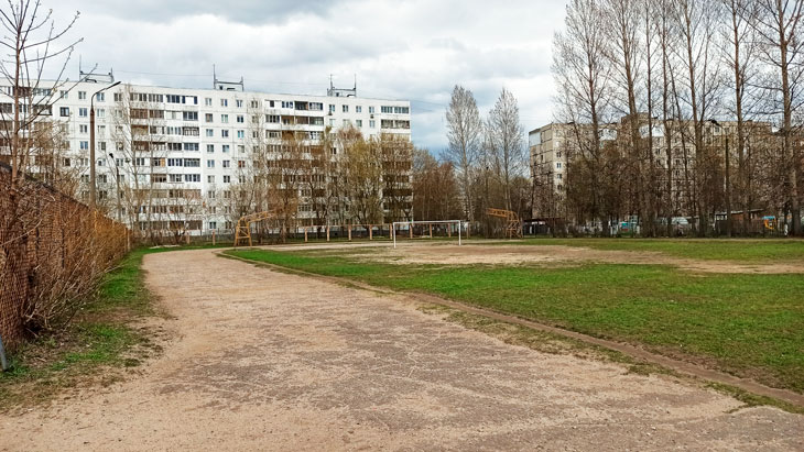 Спортивное поле в школе № 84 города Ярославля.