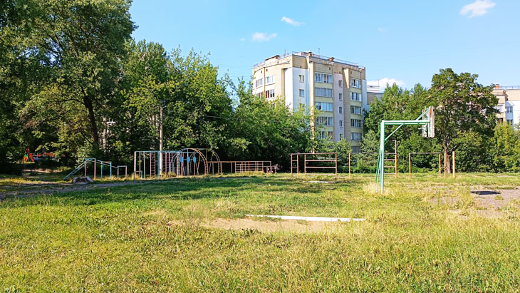 Спортивные тренажёры школы 14 в городе Ярославле.