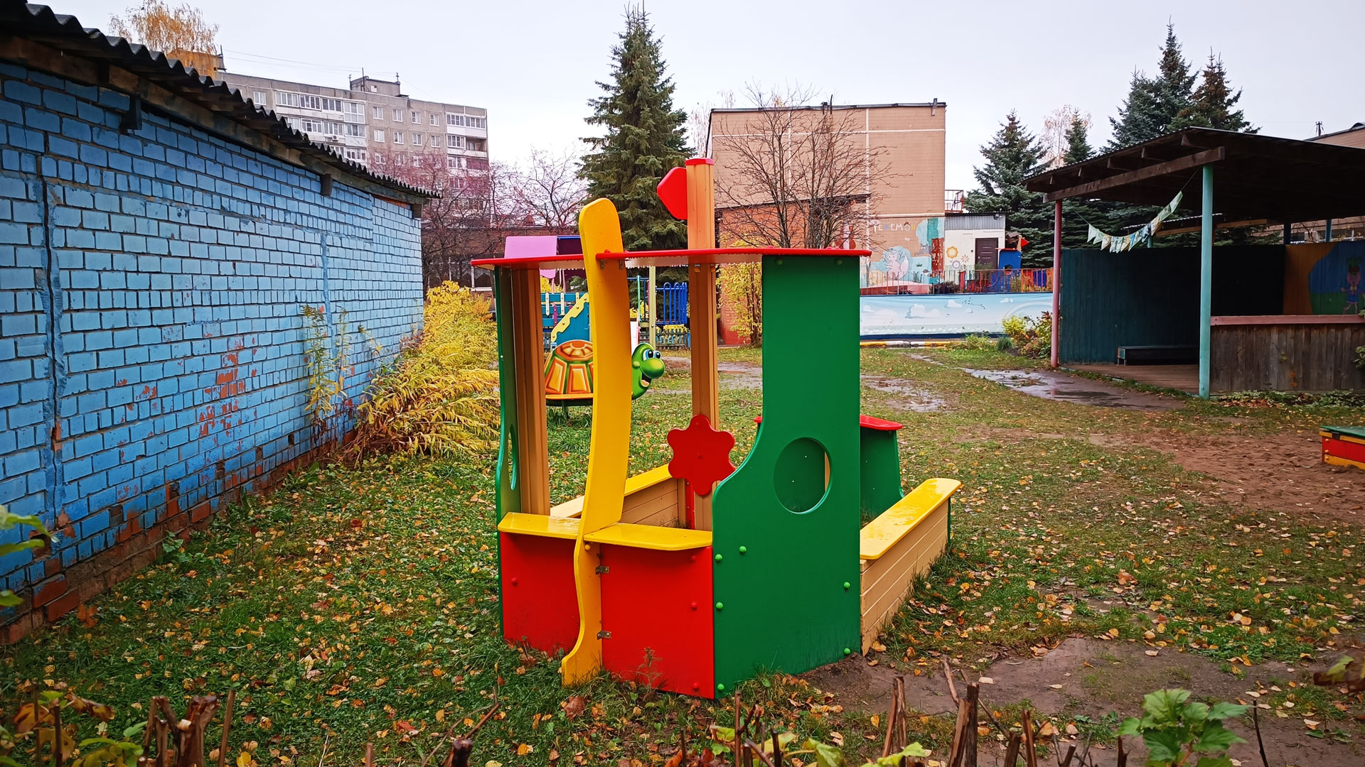 Детский сад 69 Ярославль: крытая беседка, кораблик.