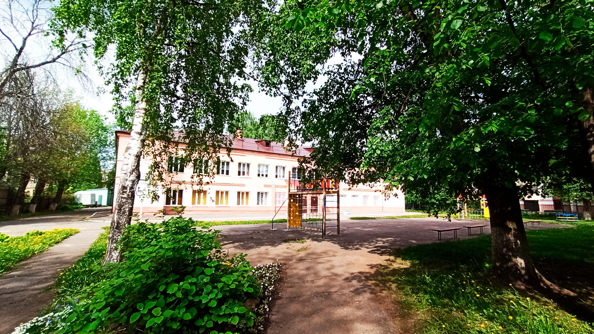 Общий вид школы-интерната 9 в городе Ярославле.