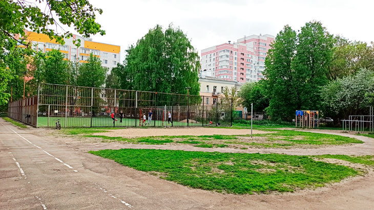 Спортивная площадка школы № 74 в Ярославле.