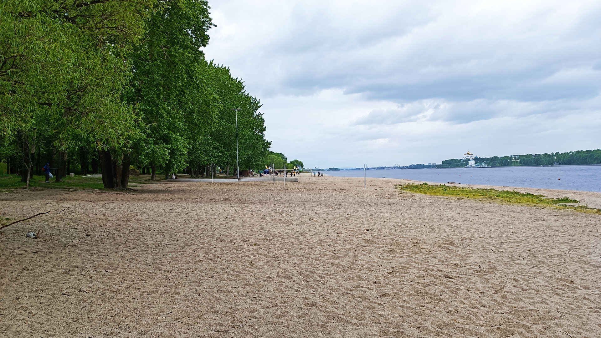 Общий вид Тверицкого пляжа в Ярославле.