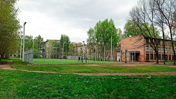 Школа 13 Ярославль: огороженная спортивная площадка.