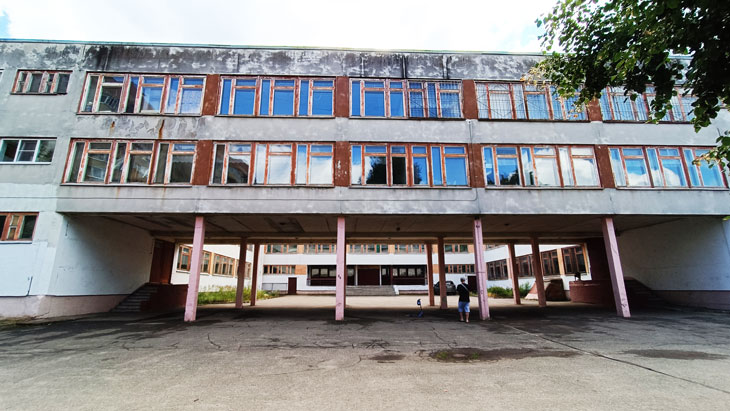 Школьный двор школы № 51 города Ярославля.