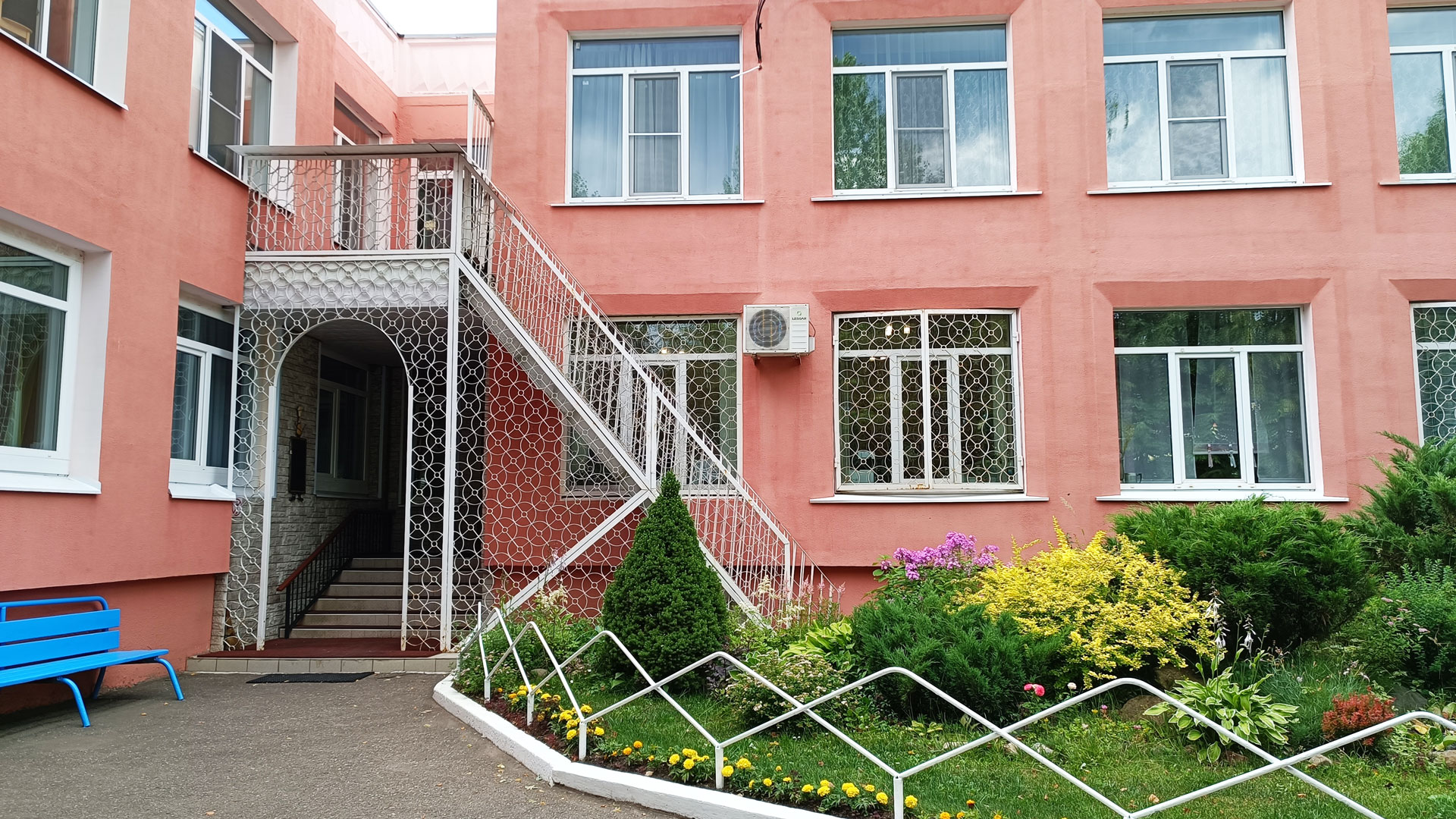 Начальная школа-детский сад 115 Ярославль: главный вход в здание садика.