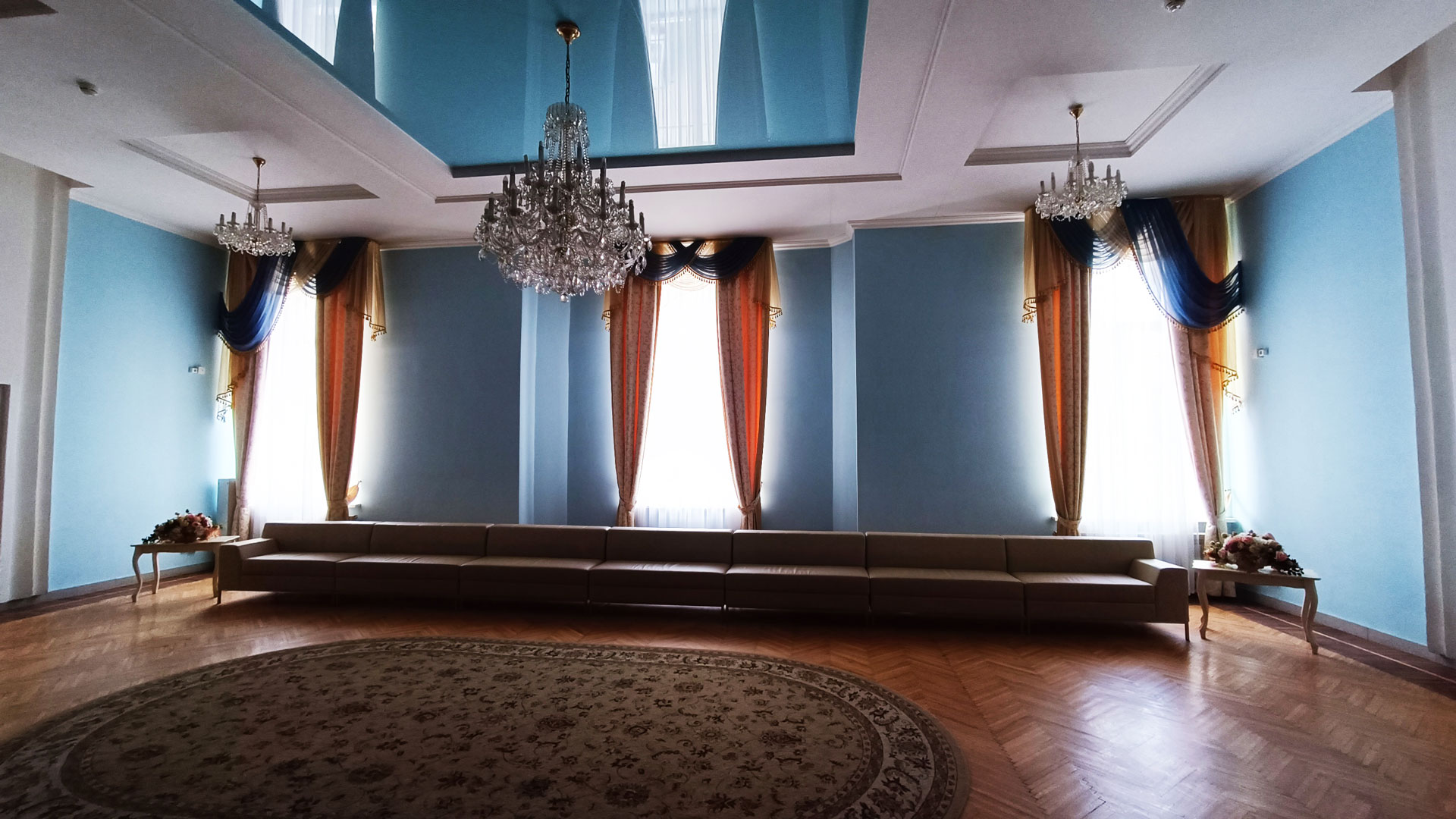 Дворец бракосочетания Ярославль: зал ожидания на втором этаже.