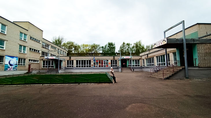 Школа 36 Ярославль: территория перед входом в здание.