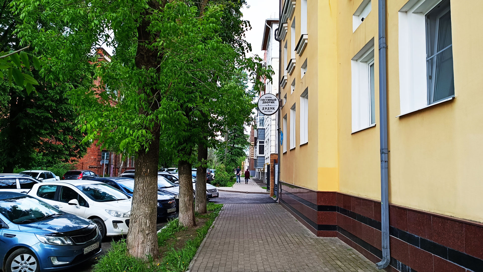 Тверицкая набережная Ярославль: вид здания отеля и ресторана с другой улицы.