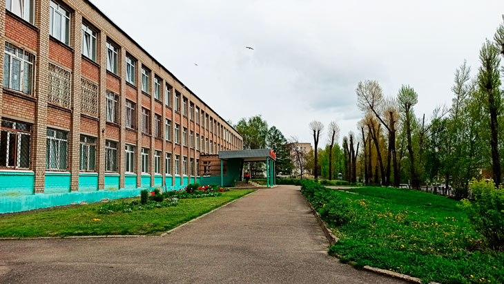 Школьный двор школы № 30 г. Ярославля.