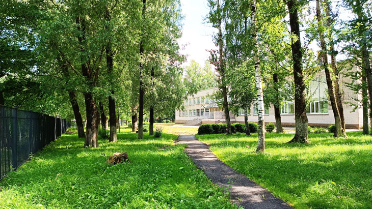 Школьный двор СОШ № 62 в городе Ярославле.