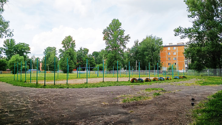 Спортивная площадка школы 81 в городе Ярославле.