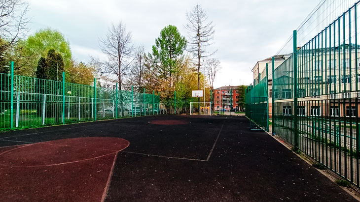 Площадка для волейбола, баскетбола и футбола в школе 43 Ярославля.