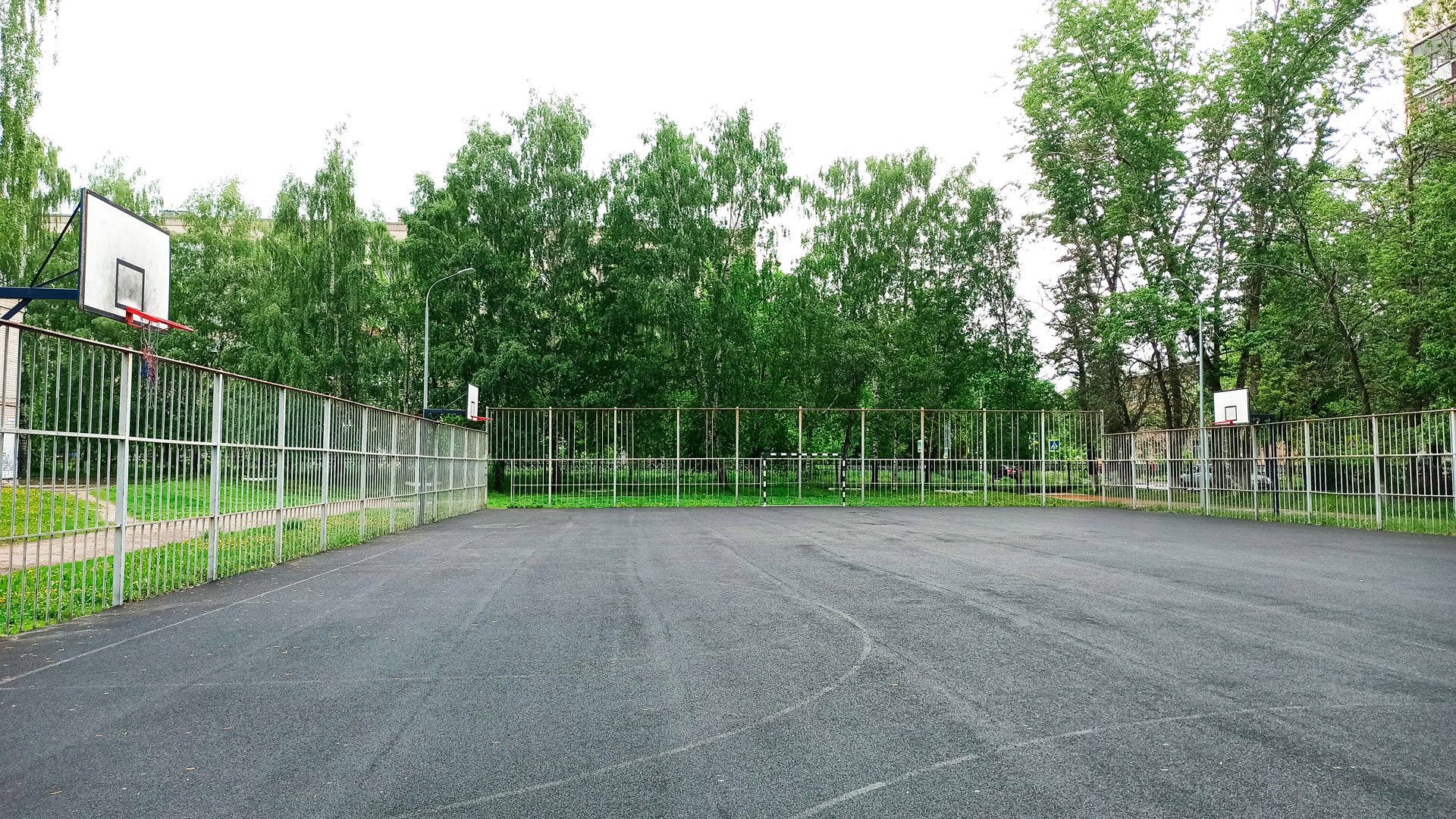 Школа 1 Ярославль: огороженная спортивная площадка.