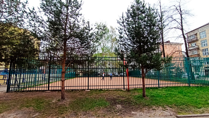 Школа 36 Ярославль: спортивная площадка с ограждением.