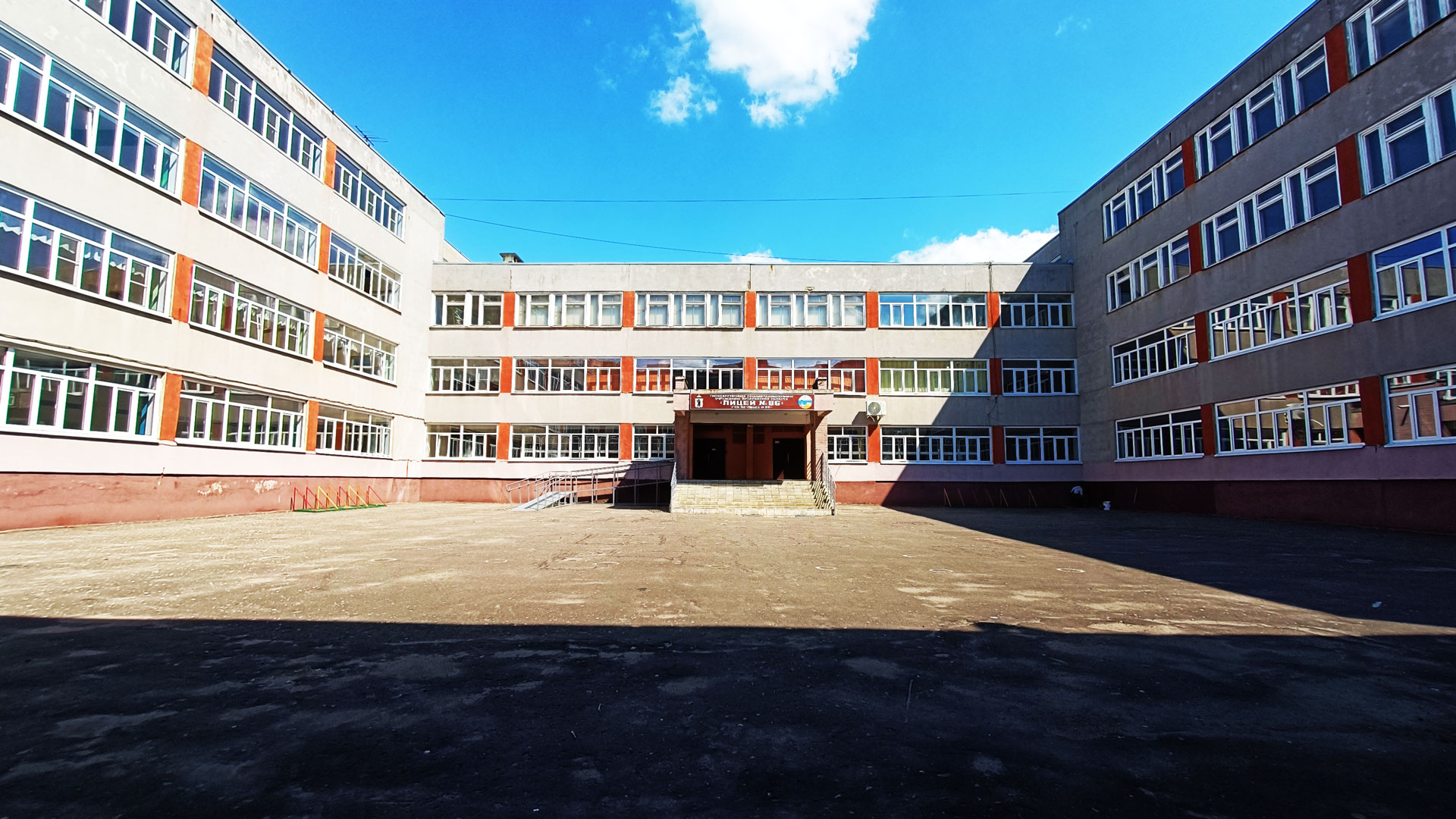 Школьный двор лицея № 86 в городе Ярославле.