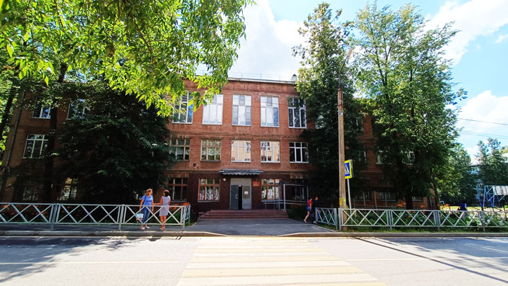 Общий вид школы № 75 города Ярославля.