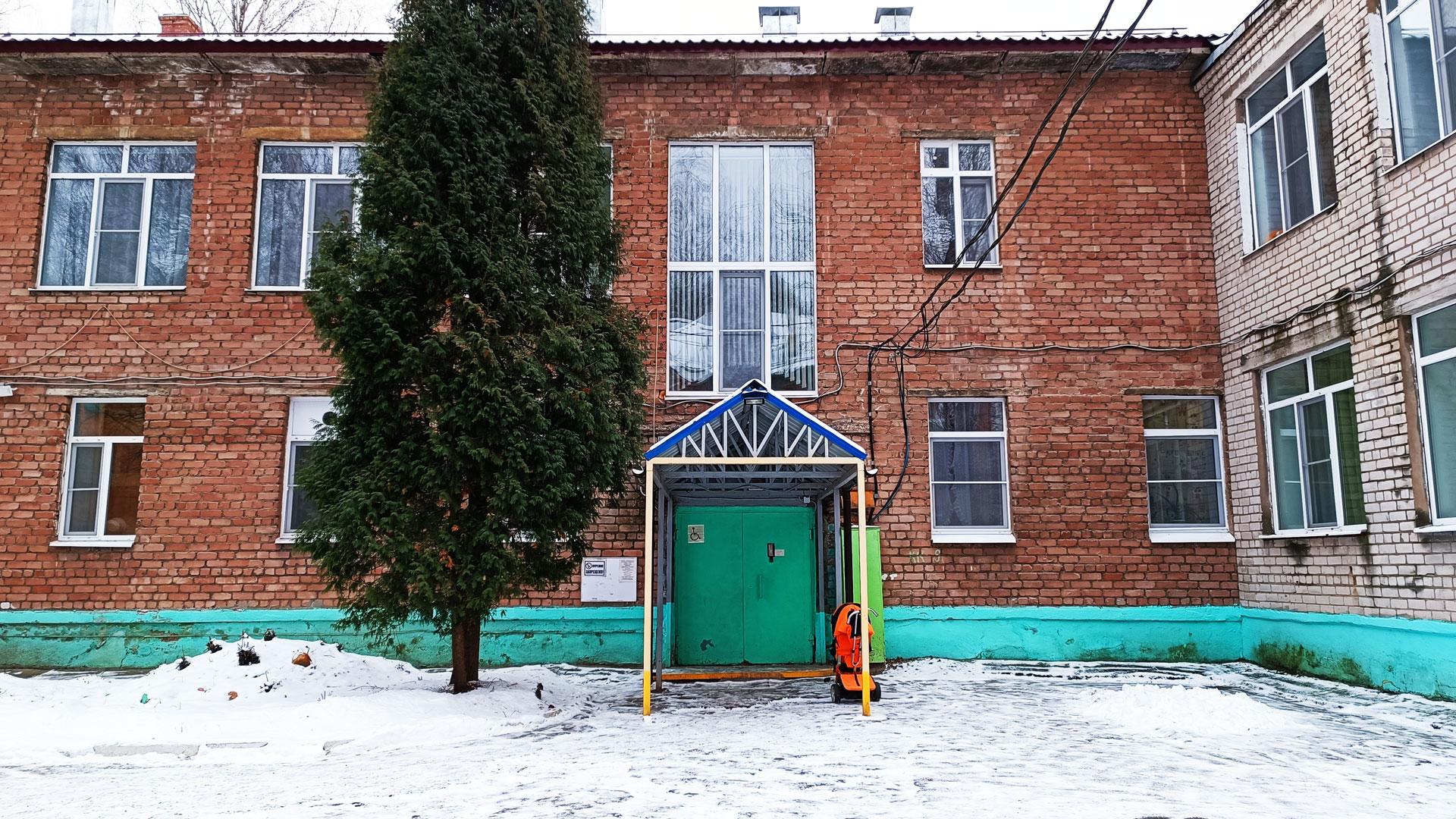 Детский сад 104 Ярославль: вход в здание (ул. 50 лет ВЛКСМ, 8).