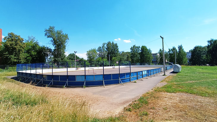 Хоккейный корт школы № 17 в городе Ярославле.