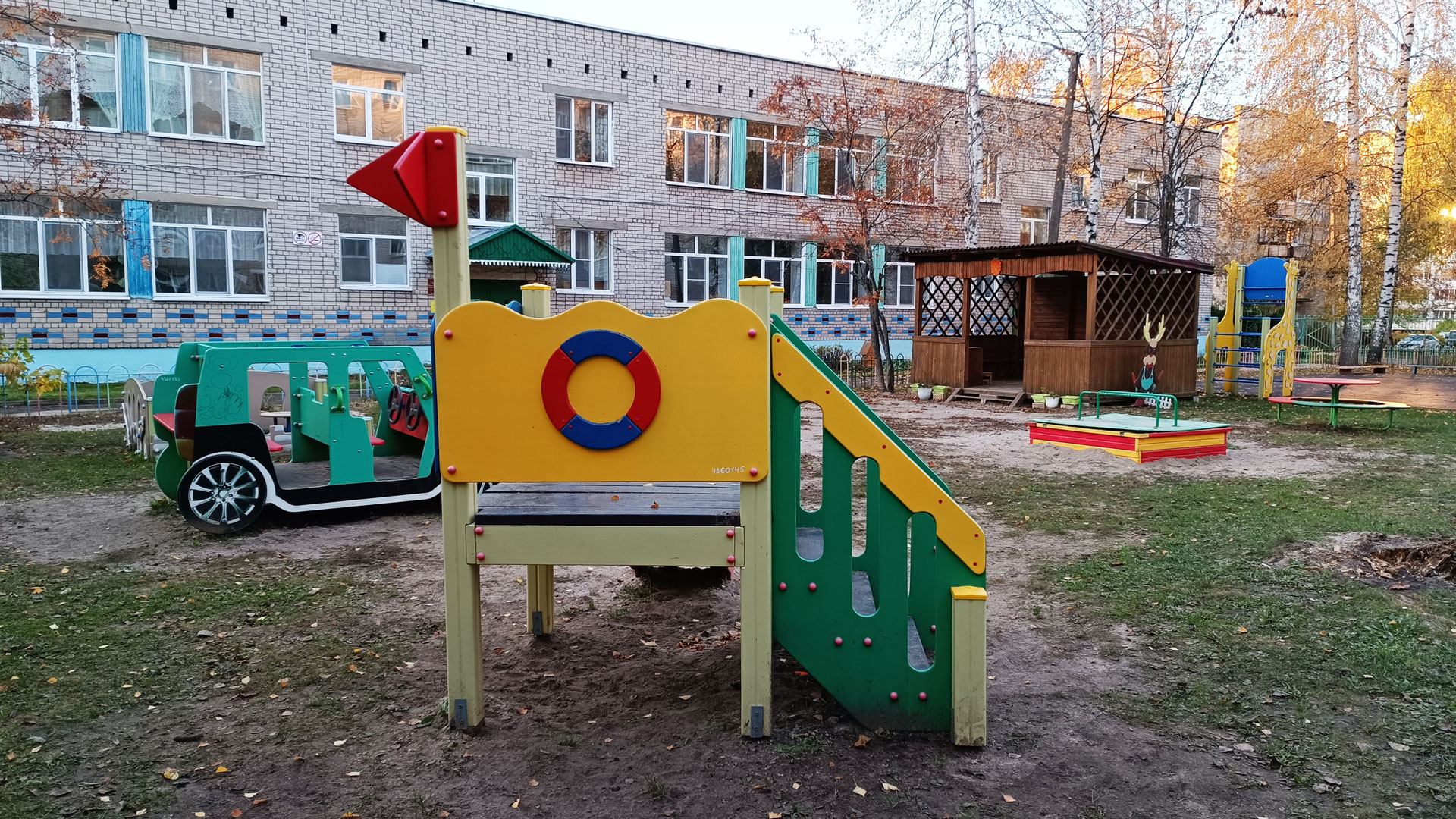 Детский сад 127 Ярославль: прогулочная площадка.