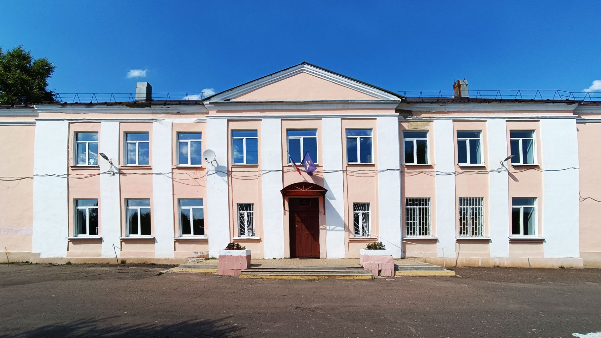 Школа 35 Ярославль: центральный вход в здание учреждения.