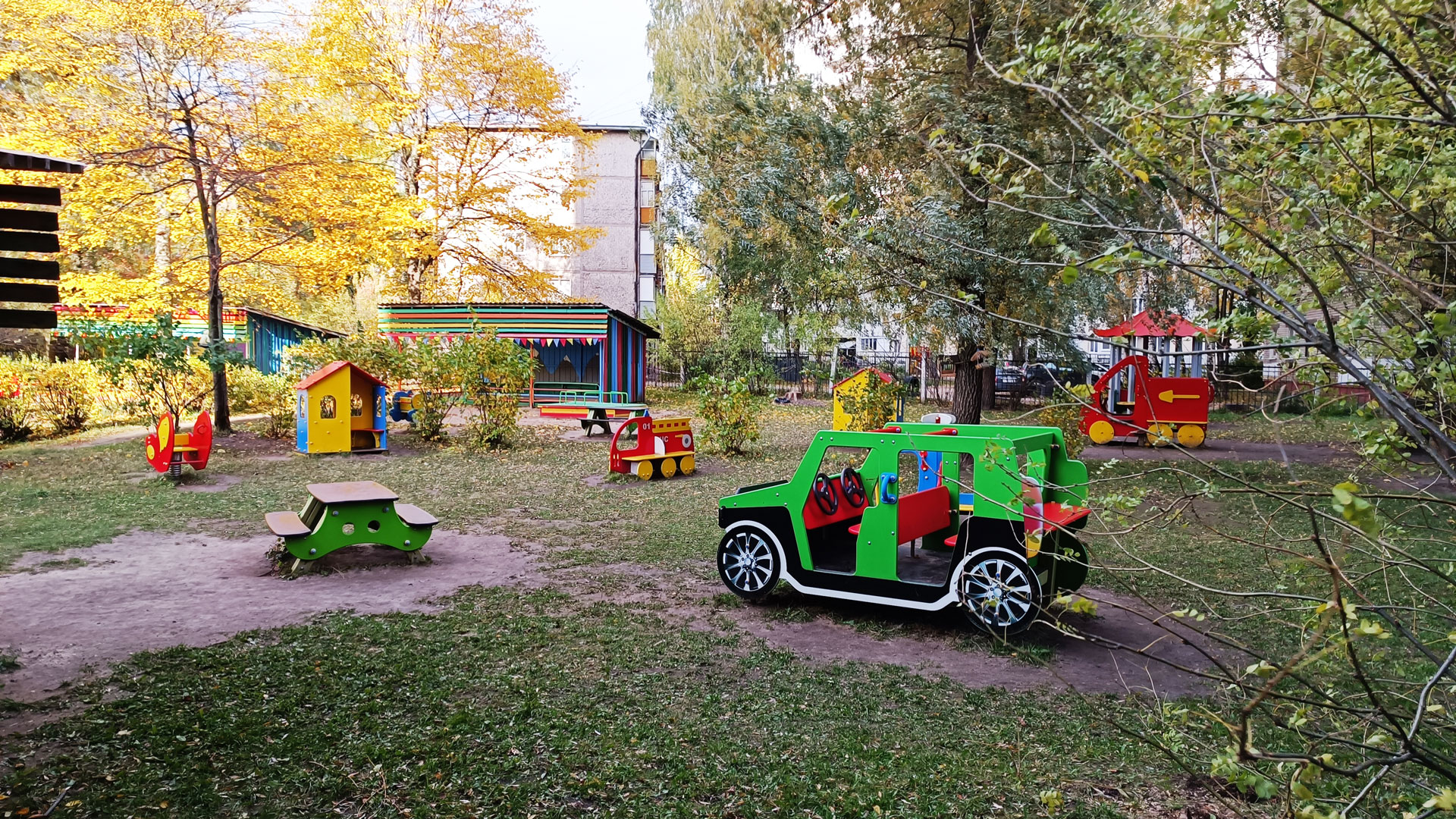 Детский сад 126 Ярославль: машина на пружине, беседка, песочница. 
